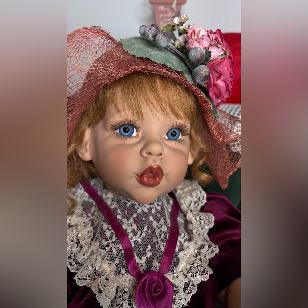 Fayzah Spanos "KISSES” Rare Vinyl Doll - Picture 3 of 16
